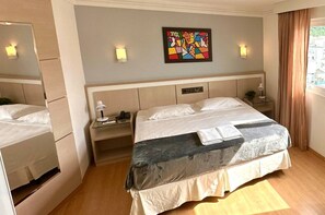 Minibar, cortinas blackout, tabla de planchar con plancha y wifi gratis 