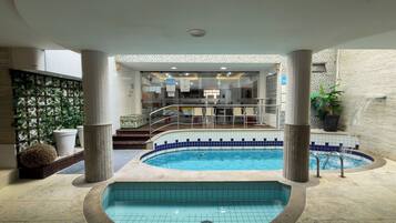 Una piscina cubierta