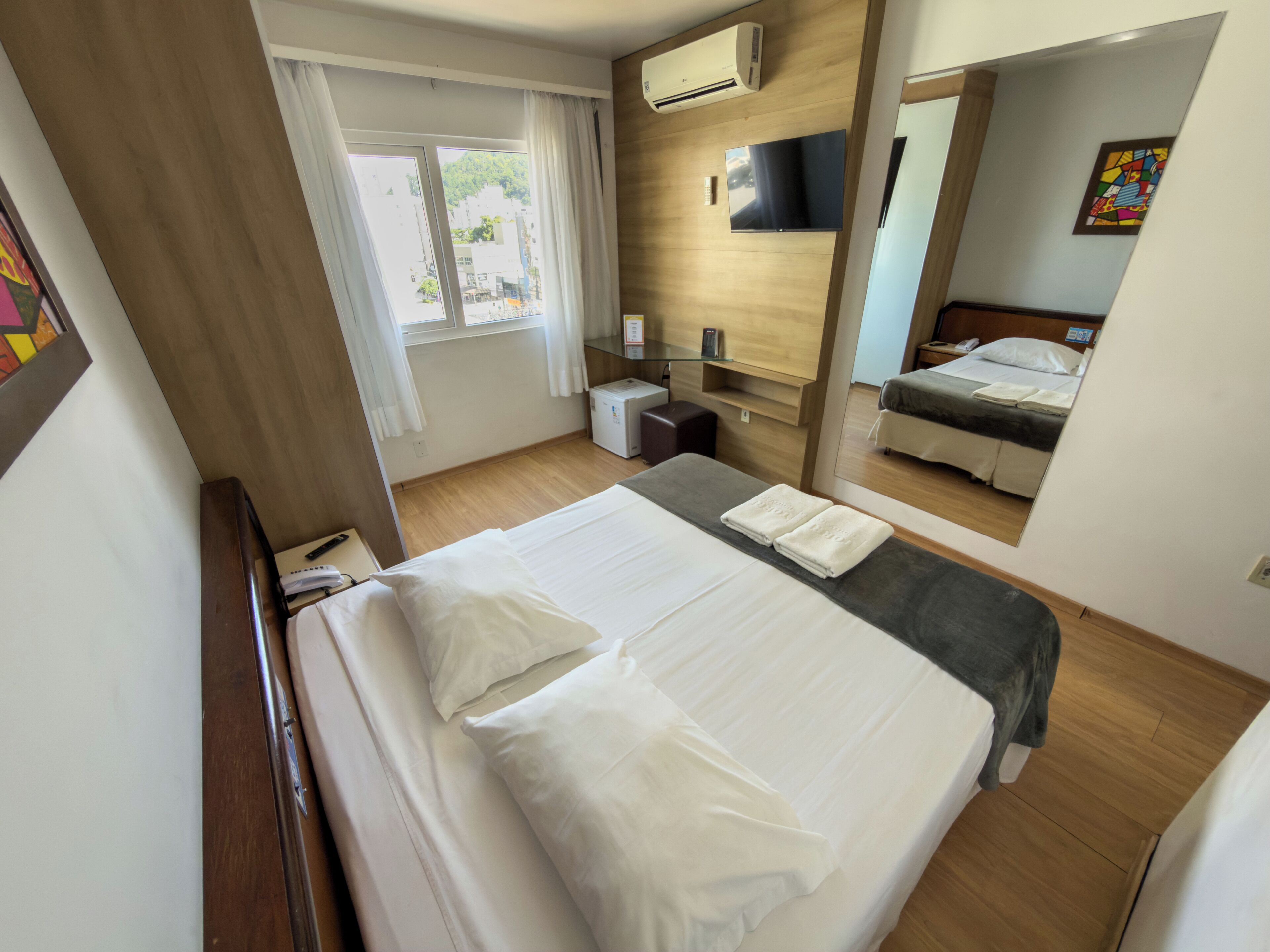Minibar, cortinas blackout, tabla de planchar con plancha y wifi gratis 