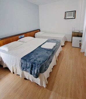 Tremannsrom – superior, flere senger (Uma Cama Casal e Uma Cama de Solteiro) | Minibar, blendingsgardiner, strykejern/-brett og wi-fi (inkludert)