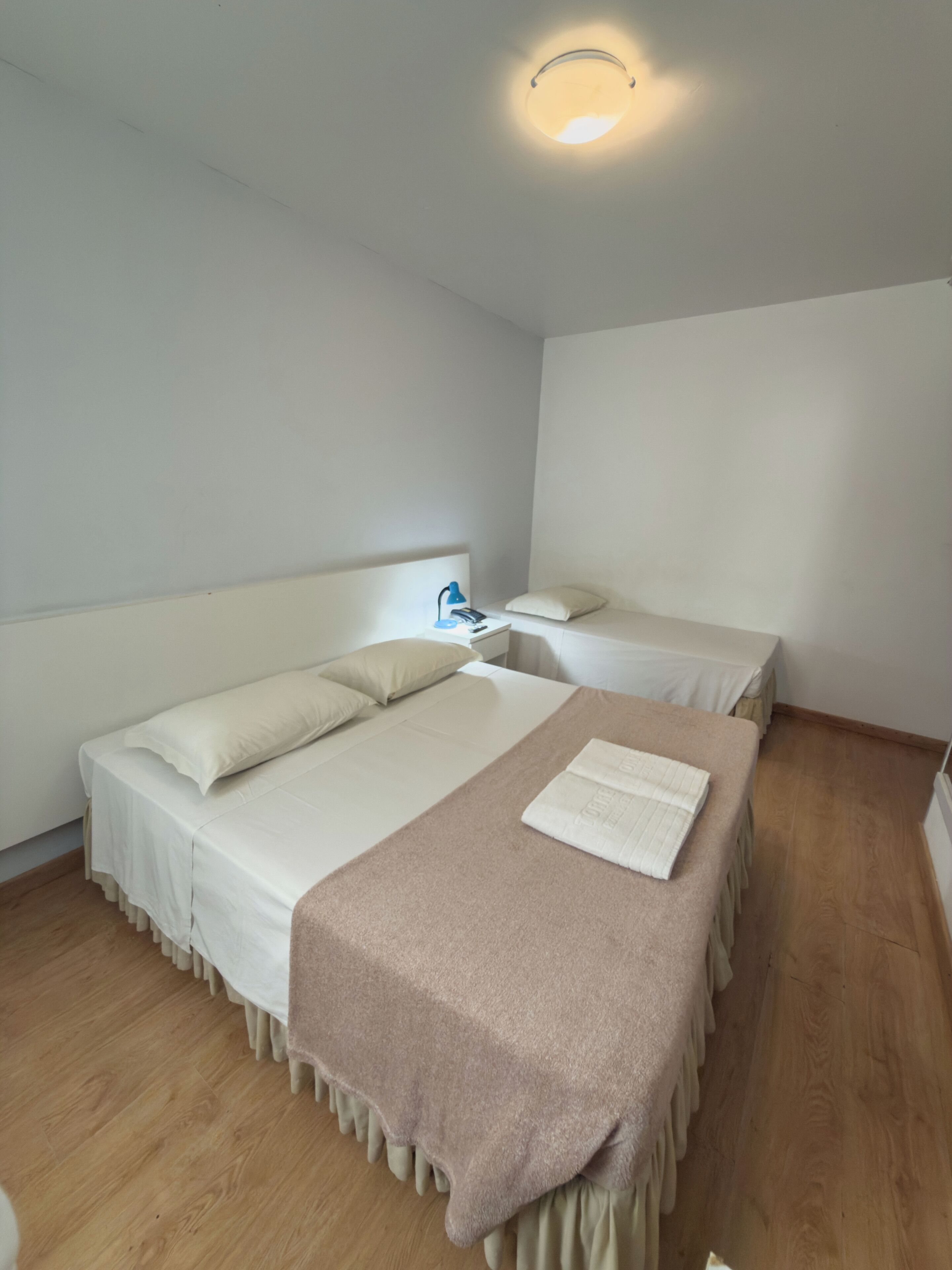 Minibar, cortinas blackout, tabla de planchar con plancha y wifi gratis 