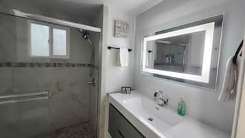 Douche, sèche-cheveux, serviettes fournies, savon