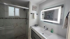 تجهيزات دش، مجففات شعر، مناشف، صابون