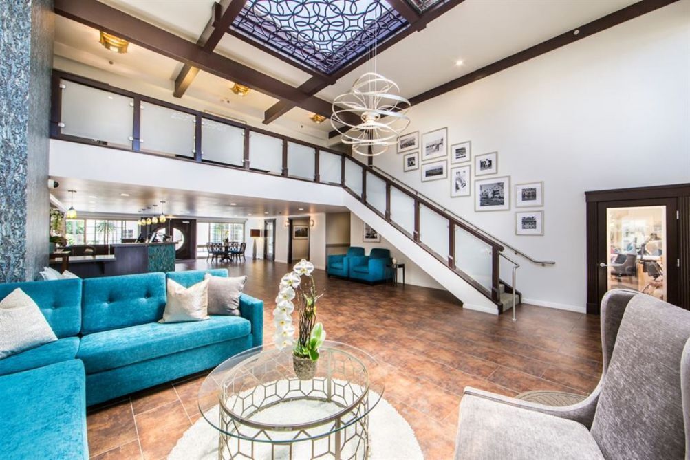 Elegant 1BR Condo with Pool Table and Outdoor Pool