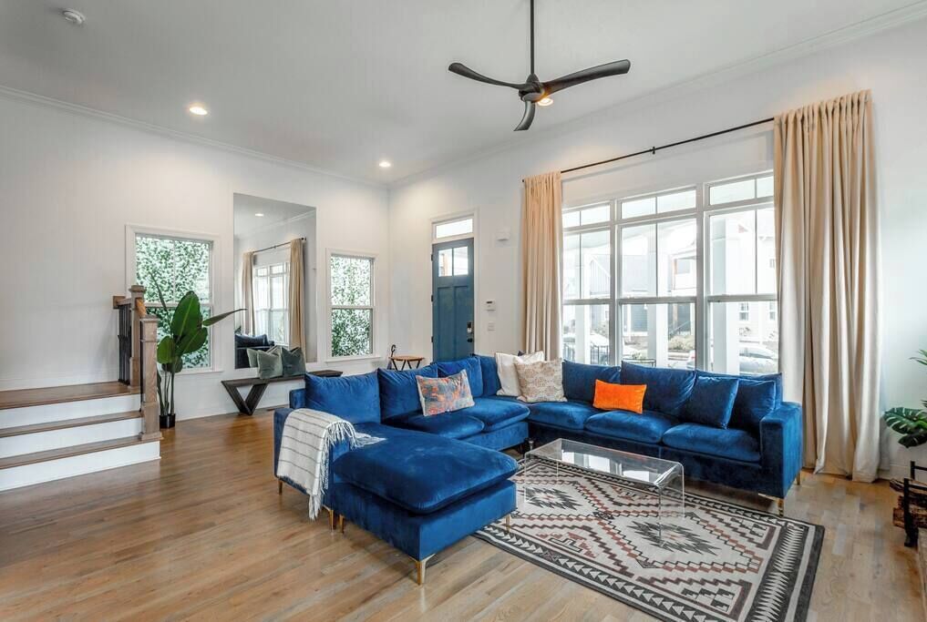 Téléviseur, foyer, table de baby-foot, bureau