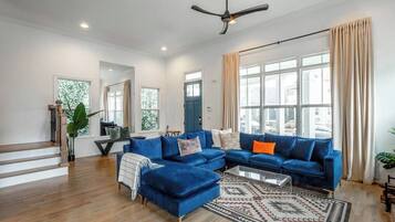 Téléviseur, foyer, table de baby-foot, bureau