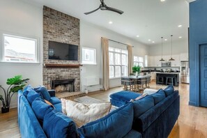 Unclassified image, 4 of 50, button