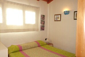 2 bedrooms, iron/ironing board, travel cot, free WiFi