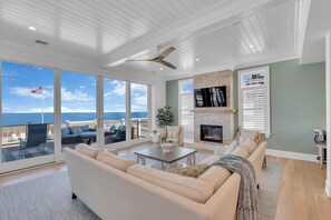 Een smart-tv, een open haard, een tafeltennistafel en een kantoor