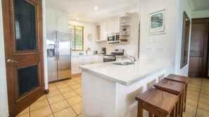 Refrigerador con freezer, microondas, horno, placa de cocina