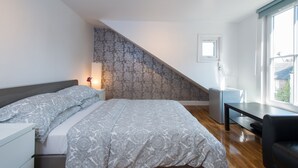 A bedroom with a bed, bedside table, and a desk. - 7 Bedroom Townhouse (Edinburgh)