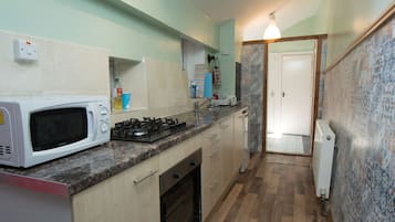 Microwave, cookware/dishes/utensils