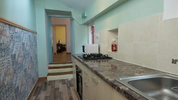 Microondas y utensilios de cocina