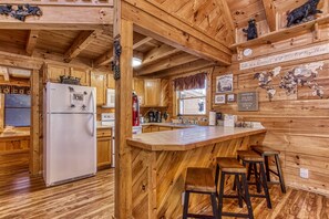 Fridge, microwave, oven, stovetop - 2-bed/2-Bath w/Kids' Loft, Hot Tub, Community Pool, Right Behind Dollywood!! (Sevierville)