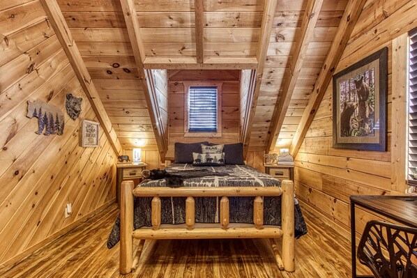 3 bedrooms, desk, iron/ironing board, free WiFi - 2-bed/2-Bath w/Kids' Loft, Hot Tub, Community Pool, Right Behind Dollywood!! (Sevierville)