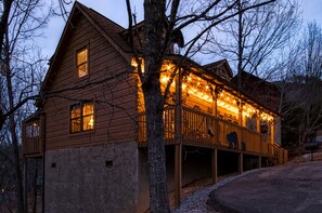 Exterior - 2-bed/2-Bath w/Kids' Loft, Hot Tub, Community Pool, Right Behind Dollywood!! (Sevierville)