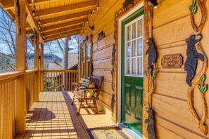 Terrace/patio - 2-bed/2-Bath w/Kids' Loft, Hot Tub, Community Pool, Right Behind Dollywood!! (Sevierville)