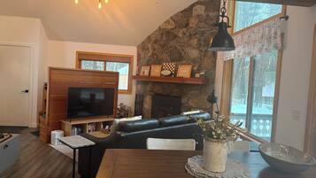 智能電視、壁爐、書籍、電腦螢幕