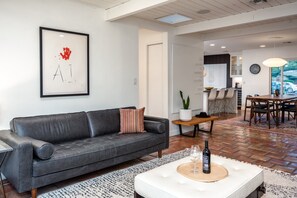 Una Smart TV, una chimenea, un reproductor estéreo
