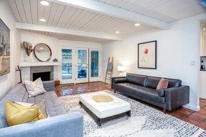 Living area - Super Bowl Retreat - Central Phx! Walkable to Food, Entertainment (Phoenix)