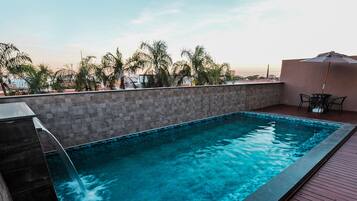 Piscina a l'aire lliure i gandules