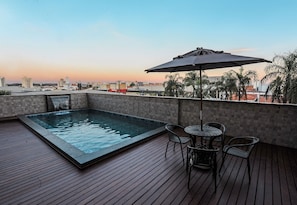 Outdoor pool, sun loungers - Bristol Infinity (Rio Claro)