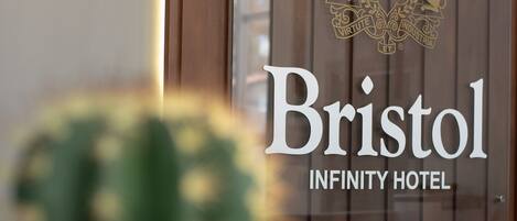 Señal del Hotel Infinity en Bristol, que muestra un emblema con escudo.