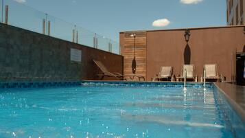 Piscina a l'aire lliure i gandules