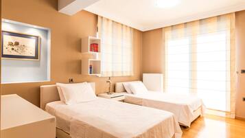 4 bedrooms, desk, iron/ironing board, free WiFi