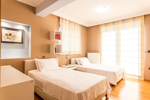 4 bedrooms, desk, iron/ironing board, free WiFi