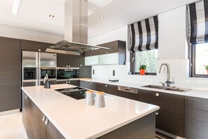 ثلاجة، ميكروويف، فرن، موقد طهي مسطح