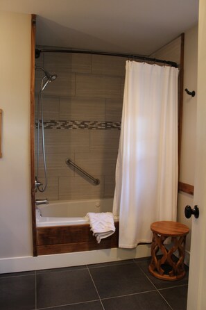 Combined shower/tub, jetted tub, hair dryer, towels - Escape to your cozy 2-bedroom cottage, just a hop away from Rock City (Lookout Mountain)