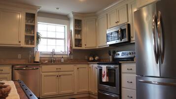 冰箱、微波炉、烤箱、炉灶