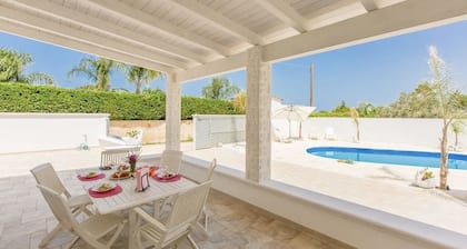 Swan villa with private pool, absolute privacy