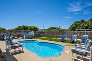 A backyard with a swimming pool, lounge chairs, and a hot tub. - The Dancing Sea Horse: Private Pool, Elevator, Spa (Kitty Hawk)