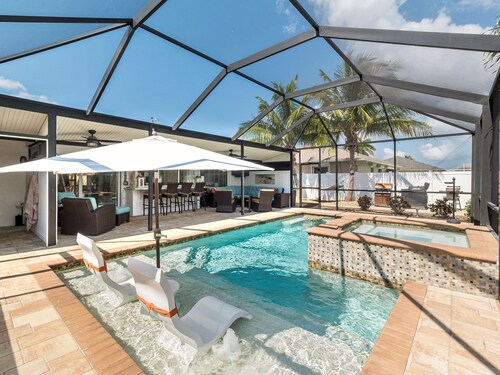 Tropical Paradise ~ enclosed heated pool with built in spa