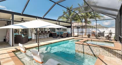 Tropical Paradise ~ enclosed heated pool with built in spa