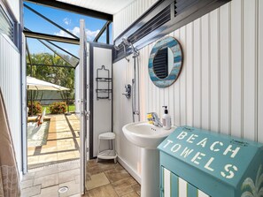 Combined shower/bathtub, hair dryer, towels, soap