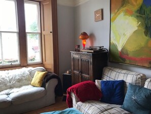 TV - Seaside terraced house, beside the beach in popular golf location (North Berwick)