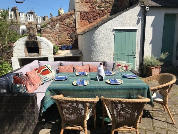 Outdoor dining - Seaside terraced house, beside the beach in popular golf location (North Berwick)