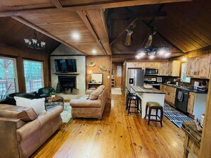 Smart TV, fireplace, DVD player, foosball - Lake Cumberland Hideaway Cabin-2 miles above Jtown Marina-Boat Parking+Fire Pit! (Jamestown)
