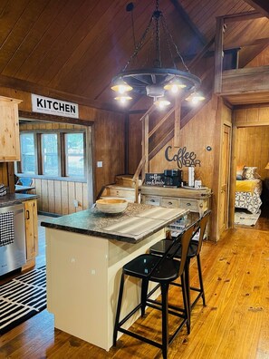 Dining - Lake Cumberland Hideaway Cabin-2 miles above Jtown Marina-Boat Parking+Fire Pit! (Jamestown)