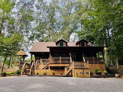 Lake Cumberland Hideaway Cabin-2 miles above Jtown Marina-Boat Parking+Fire Pit!