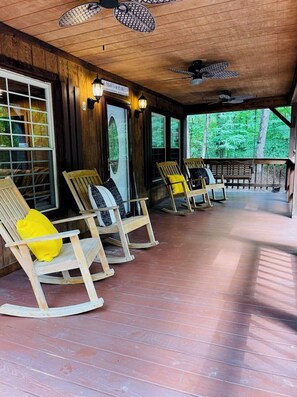 Terrace/patio - Lake Cumberland Hideaway Cabin-2 miles above Jtown Marina-Boat Parking+Fire Pit! (Jamestown)