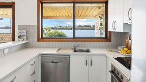 Mikrowelle, Ofen, Esstisch