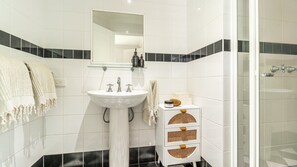 Badekar, hårføner og håndklær