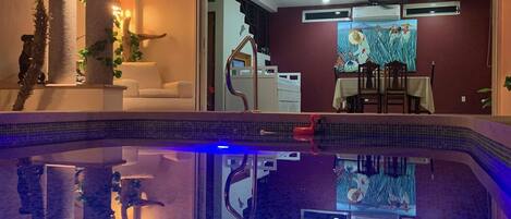 المنشأة من الداخل