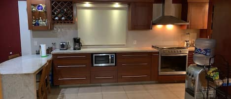 Refrigerador, microondas, horno, cafetera/tetera