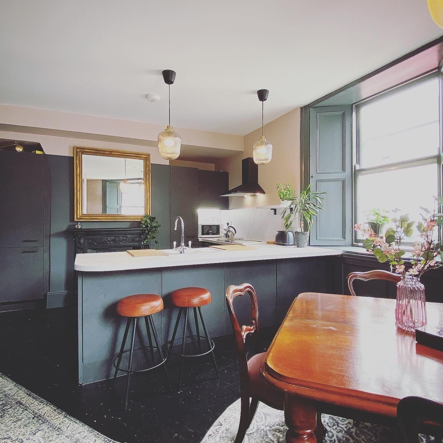 Frigorífico, microondas, horno y lavavajillas