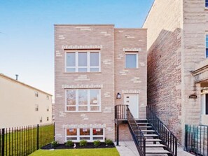 Exterior - Modern light filled 2BR Apt 5 min to<br>West Loop! Sleep like a baby!  (Chicago)